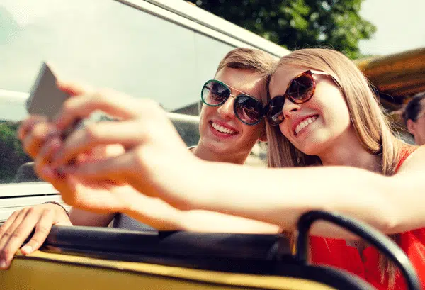 couple-driving-taking-selfie